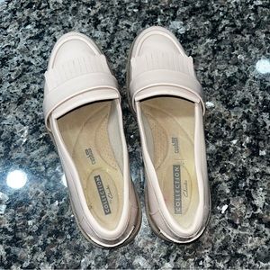 Clark’s baby pink memory foam loafers size 6
